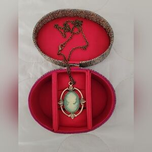 Beautiful Cameo Pendant. Classic Vintage Design. Goldtone Chain And Accents.
